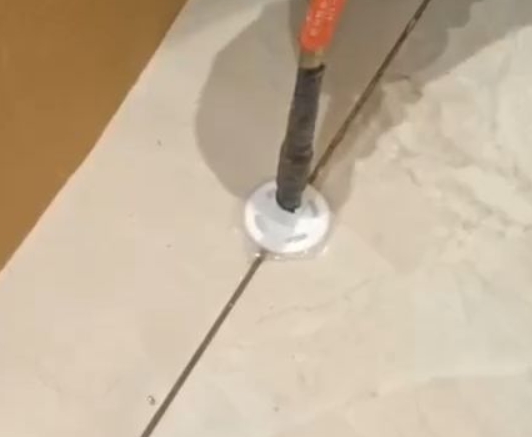 池州瓷砖空鼓维修公司专业解答瓷砖在铺贴过程中，如果没有涂抹均匀到位的粘结材料（如水泥砂浆或瓷砖胶），可能会导致以下问题